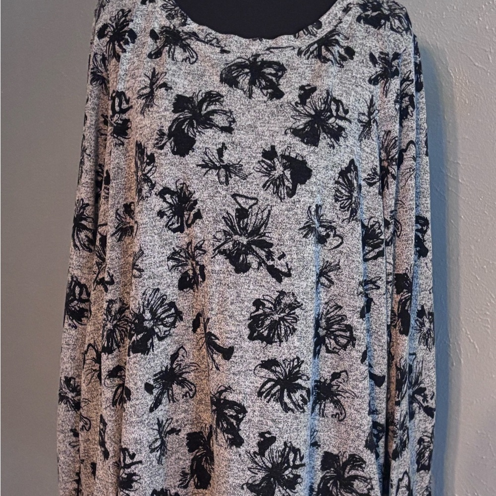 Simply Vera XL Floral Print Gray and Black Top